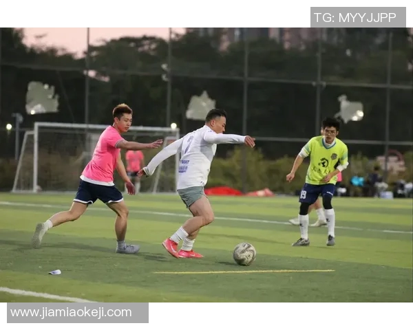 精彩踢足球图片大全展示足球运动的魅力与激情,感受每一次进球的欢愉与团队的默契 精彩踢足球图片大全展示足球运动的魅力与激情,感受每一次进球的欢愉与团队的默契